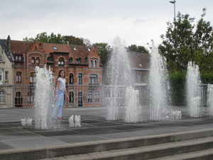37) Jana tussen de fonteinen