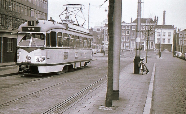 PCC 1215 op lijn 1 naar Delft op de Turfmarkt. (06-02-1967)