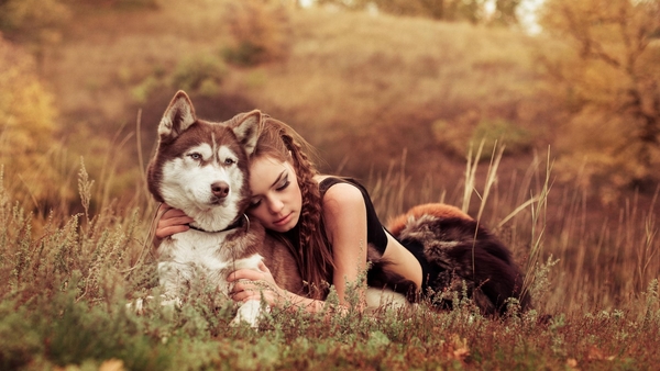 138323-dog-hugging-women_outdoors-animals-closed_eyes