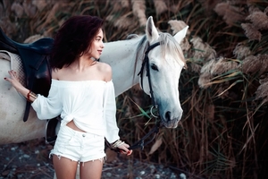 302591-animals-horse-women_outdoors-model-women