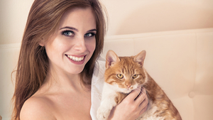 Cats_Brown_haired_Smile_Glance_521122_1920x1080