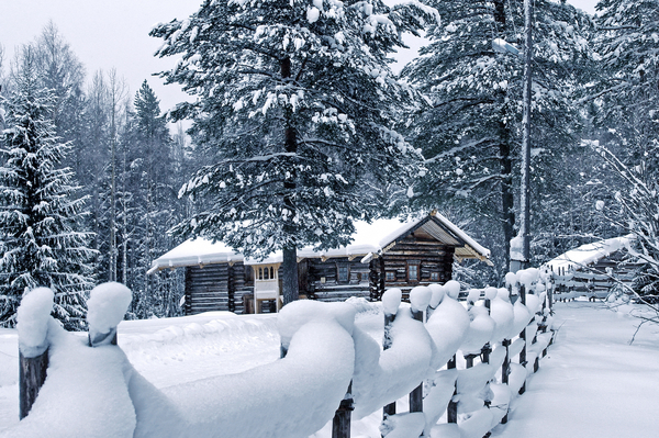 Winter_weather_snow_drifts_pine_fence_home-bmRe