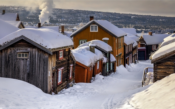 Norway-village-winter-houses-thick-snow_1920x1200