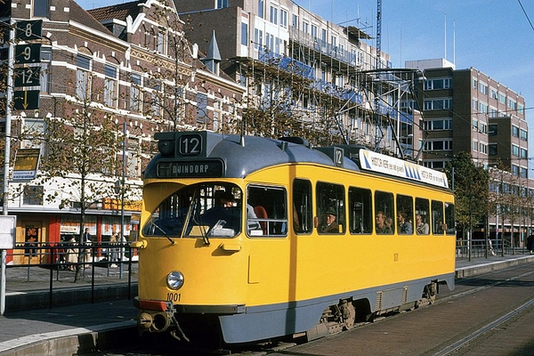 1001 op tramlijn 12 op het Stationsplein. 19-10-1983