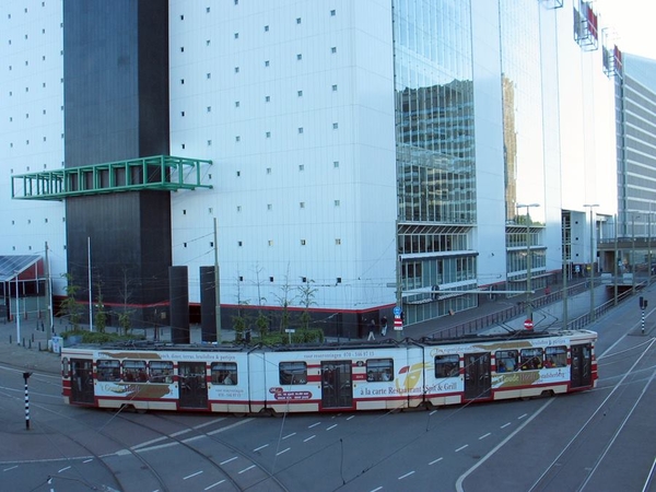 Een GTL draait de hoek om naar de Rijnstraat. Foto gemaakt vanaf 