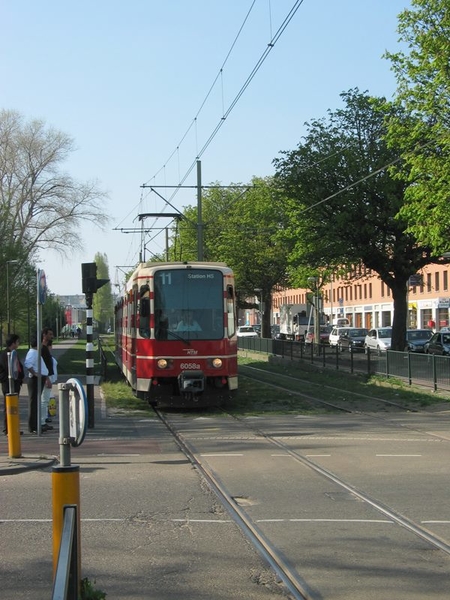 De 6058 van lijn 11 nadert het Hobbemaplein op weg naar Station H