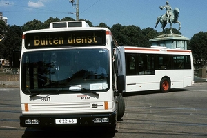 Gelede bus 901 maakt een scherpe draai bij het Buitenhof 06-08-19