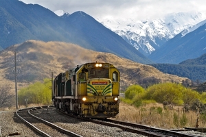 De kolentrein van Kiwi Rail nadert Cass in Nieuw Zeeland op 25 se