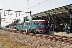 De NS DE 41 staat in het station te Leeuwarden op 23 april 2005.