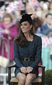 Kate-Middleton-at-Queen-Elizabeth-IIs-Diamond-Jubilee-Tour-in-Lei