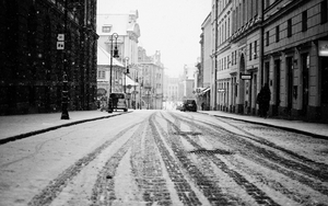 black-and-white-winter-day-in-the-city-wallpaper