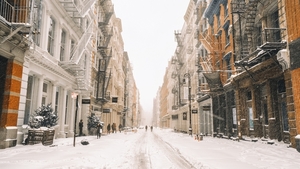 New-York-in-winter-snow-street-buildings-USA_1920x1080