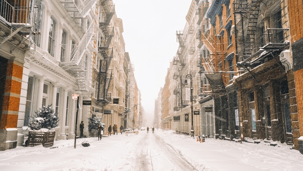 New-York-in-winter-snow-street-buildings-USA_1920x1080