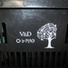V&D logo en la place erop -2