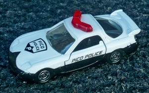 P1420647_Tomica_117-3_Mazda_RX-7-FD_black-white_police-patrol_Pic