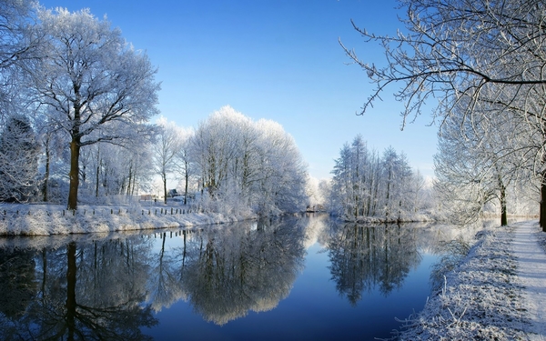 Lake-Side-In-Winter-2560-x-1600