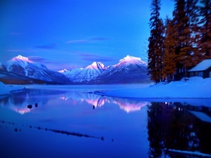 mountains_lake_lodge_dawn_awakening_landscape_48391_1400x1050