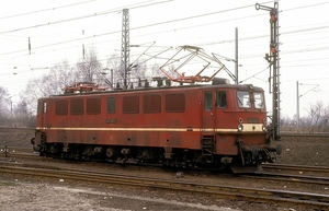 De 242 183 wacht op een schoonmaakbeurt in Wustermark in 1991