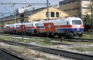 Drie locomotieven (de H565 + H563 + H562) staan in Thessaloniki i