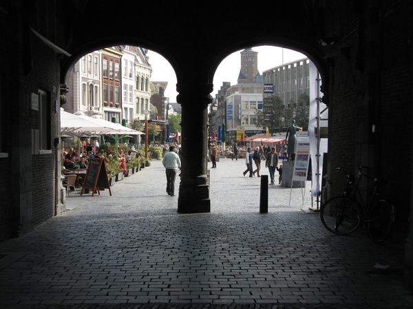 Met de bus naar Nijmegen: poorten bij de St Stevenskerk