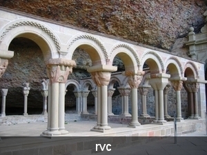 De romaanse bogen van de kloostertuin, onder de rotsen