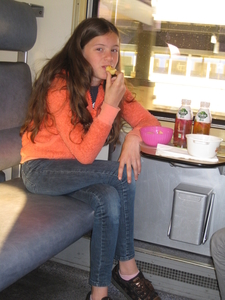 10) Jana eet haar appeltje