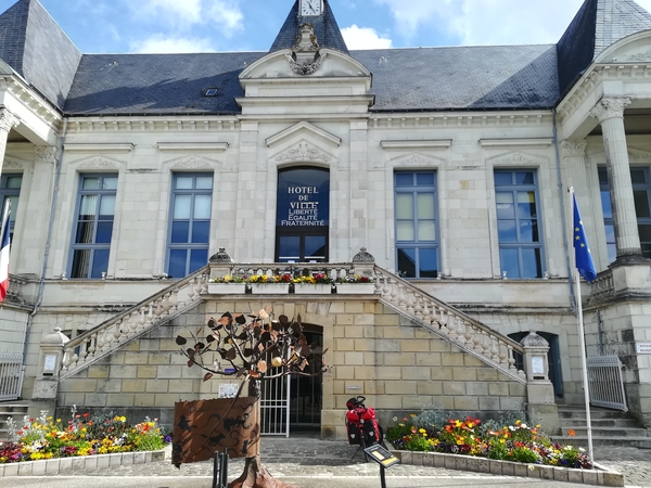 Stadhuis Ste-Maure-de-Touraine en kunstwerk 'le fruit de l'imagi