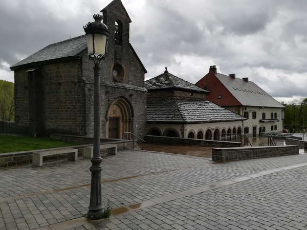 Roncesvalles, Jacobskapel en vierkante kapel met arcaden.