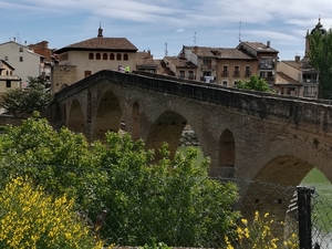 Oude brug Puente La Reine (puente romanico)