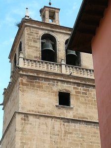 Ooievaarsnesten op kerk Sant Maria de Palacio te Logrono