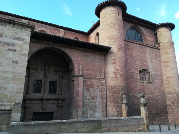 Zicht op portaal klooster te Najera, Santa Maria La Real
