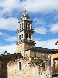 Zicht op toren basiliek Ponferrada