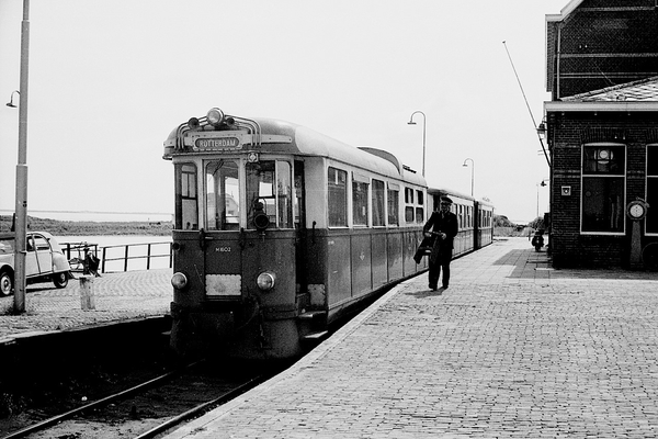 RTM M1602 + tram in Hellevoetsluis station-haven. De bestuurder m