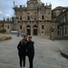 Moeder en dochter voor de kathedraal in Santiago de Compostela