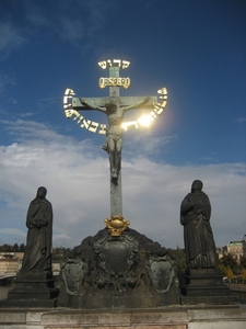 3a Moldau  _Karelsbrug _standbeelden met Christusbeeld
