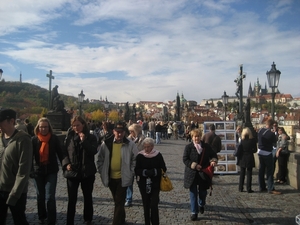 3a Moldau  _Karelsbrug _toeristen op de brug _richting Pragse Bur