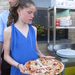 36) Jana toont de in stukjes gesneden pizza