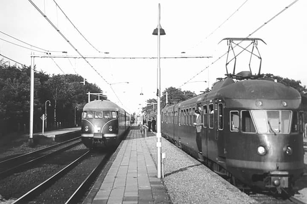 Amsterdam - Arnhem) met voorop mat'46 stel N.S. 252 wordt op 10 J