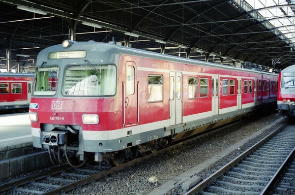 DB 420.761 in Wiesbaden Hbf op 12-9-2002.
