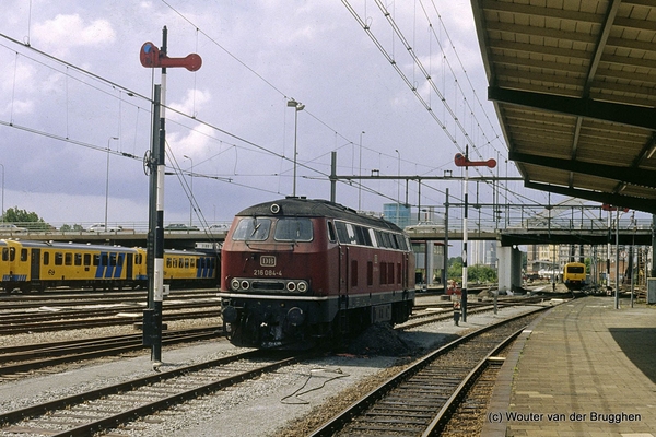 De DB 216-084-4 in Groningen, nog met de klassieke beveiliging