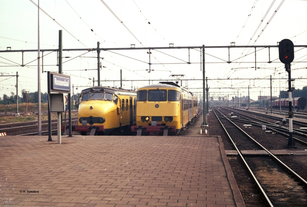Een Mat.'54 en SGM tweetje staan in Roosendaal te wachten op hun 