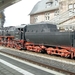 De 52 8195-1 met een trein op de lijn van Trier naar Keulen in ee
