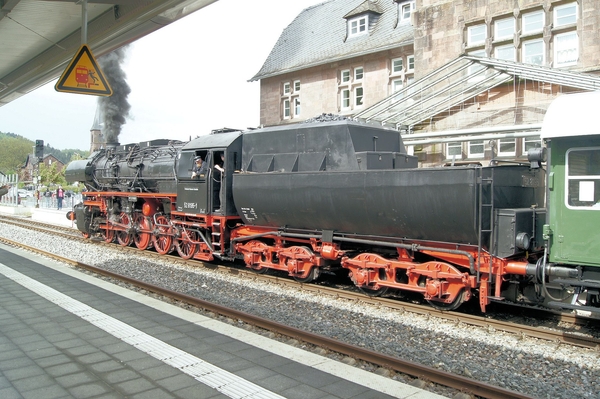 De 52 8195-1 met een trein op de lijn van Trier naar Keulen in ee