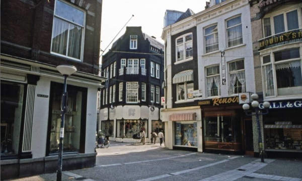 Plaats hoek Noordeinde-Hoogstraat-Papestraat.1980