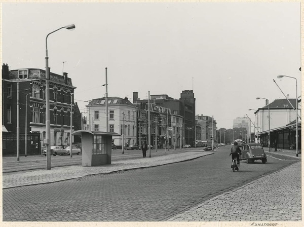 Rijnstraat 10 tm 40, gezien naar de Bezuidenhoutseweg. 1970.