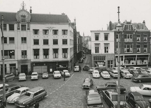 Zicht in de Oude Molstraat met links Driehoekjes en rechts Annast