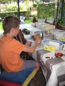 06) Ruben met zijn Legodozen op 13 aug.