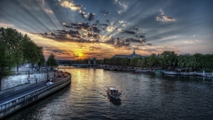 Cities_Boat_in_the_middle_of_the_river_in_the_city_Photo_HDR_1071