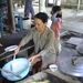 Hoi An plaatselijke bevolking maakt rijstkoeken