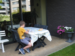 13) Ruben aan de terrastafel